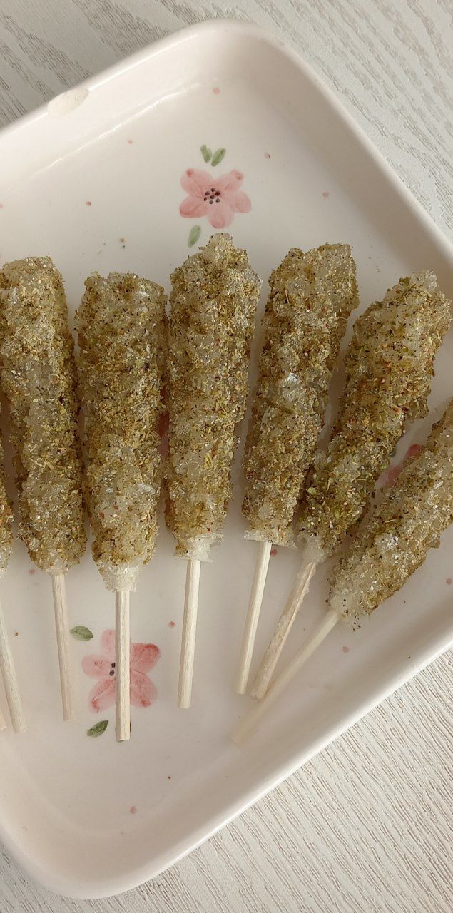 نبات های هل  خواص هل مرغوب با کیفیت   درمان افسردگی  درمان گلو درد  اسم  مشکلات گوارشی گرم کننده معده خوشبوکننده دهان موثر در عفونت ادراری، دهان و دندان